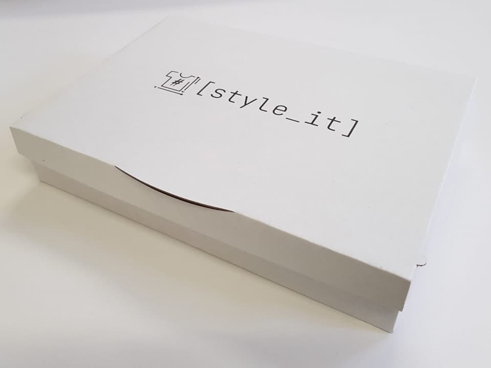 Cutie albă minimalistă brand style.it